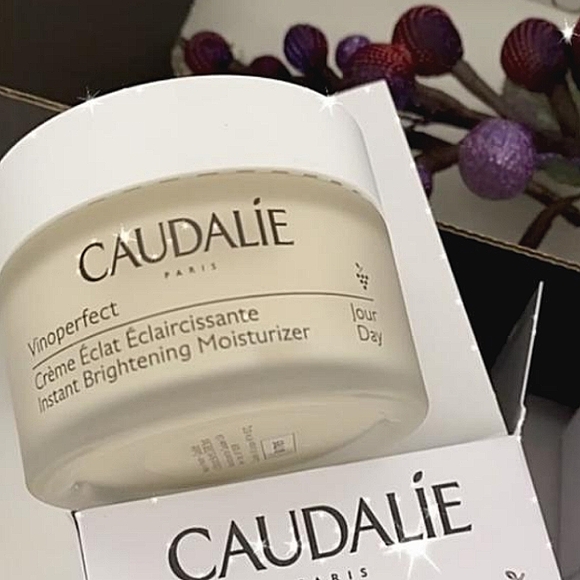 Caudalie Vinoperfect Instant Brightening Moisturizer - Picture 2 of 9